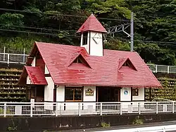 Stationsgebäude in Nagashima Damu, dem Endpunkt des Zahnstangenabschnitts