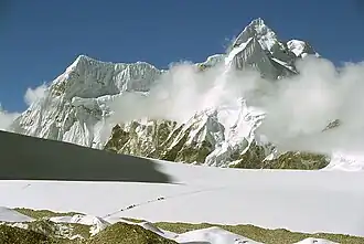 Blick vom Cho Oyu-Basislager zum Nangpa La und auf das Lunag Ri-Massiv. Der Gipfel des Lunag Ri ist ganz rechts im Bild, halbrechts im Hintergrund der Lunag Ri IV, ganz links dahinter der Jobo Rinjang