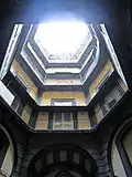 Der sechseckige Innenhof
