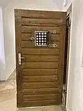 Zellentür mit moderner Türklinke und vermeintlichem Originalsichtfenster