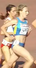 Natalija Tobias (blaues Trikot) Rang elf in 10:11,58&nbsp;min