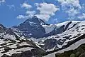 Kristallwand von Nordosten. Das Erscheinungsbild ähnelt der Eiger-Nordwand. Durch die Wand verläuft die Route Russisches Roulette.