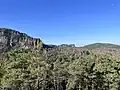 Aussicht nach Westen auf die Affensteine (links), die Schrammsteine (mittig) und die Hohe Liebe (rechts)