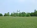 Die Hochwiese von Westen aus mit dem Schönbergturm im Hintergrund.