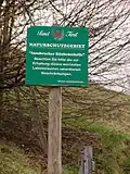 Hinweisschild „Naturschutzgebiet Innsbrucker Küchenschelle“.