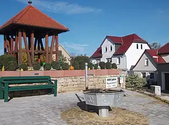 Dorfplatz Nauendorf mit Glockenstuhl