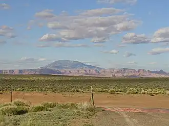 Der Navajo Mountain von der Arizona State Route 98 aus gesehen.