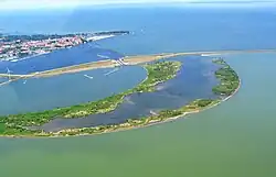 Flugaufnahme: Die Stadt Enkhuizen im Hintergrund