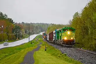 3 EMD SD70M-2-Lokomotiven ziehen NBSR-Zug 121 nahe Tracy