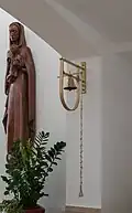 Madonna mit Jesuskind; Glocke zum Liturgiebeginn