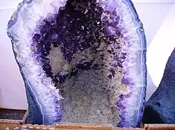 Große Druse mit Amethyst und Calcit