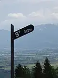 Neigungszeiger der alten Bauart für 96&nbsp;‰ Gefälle am Stoss bei den Ap­penzeller Bahnen (AB)