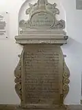 Hist. Grabmal im Vorraum