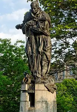 Der Brückenheilige Johannes von Nepomuk an der Oberkasseler Brücke in Düsseldorf trägt die Züge des polnischen Priesters Jerzy Popiełuszko.