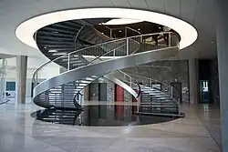 Zwei frei tragende Treppen, als Doppelhelix geschwungen