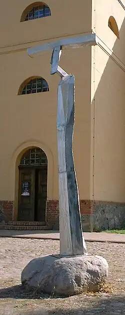 Parzival I von Matthias Zágon Hohl-Stein aus dem Jahr 1994. Die Statue erinnert an die erste Kunstausstellung in der Kirche.