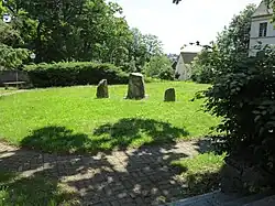 Dieser Stein auf der Grünanlage erinnert an die Opfer von Krieg und Gewaltherrschaft. Foto Juli 2021..