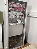 19″-Netzwerkschrank mit typischen Gerät­schaften: Patchpanel, Vorrichtungen für Kabelmanagement, Switch, Router, Telefonanlage, Server und USV (ganz unten links, nicht in 19″-Ausführung).