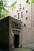 Fassadendetail mit Seitenportal