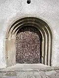 Portal der Gangolfskapelle in Neudenau mit historischen Hufeisen von Georgiritten
