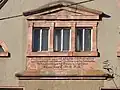 Porphyr-Fenstergruppe an Bauerngut-Dachgeschoß-Giebel mit Inschrift von 1837
