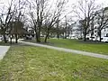 Grünzug in der Mitte des Platzes