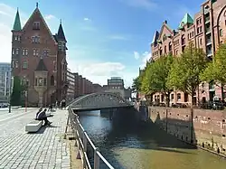 Neuerwegsbrücke über dem St. Annenfleet, links das erste Verwaltungsgebäude der damaligen Hafenbehörde (HFLG-Verwaltungshaus)
