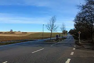 Kreisstraße EBE&nbsp;5 von Neufarn aus, über den Berg führend, links der höchste Punkt