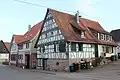Alte Schmiede aus dem 18. Jh.[65], dahinter Gaststätte von 1905[66]