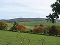 Brandauer Kuppen vor dem Neunkircher Komplex (flasriger bis gneisiger Granitoid mit Einschlüssen von Schiefergneis und Diorit). Blick vom Schneeberg-Hang südl. Beedenkirchens.