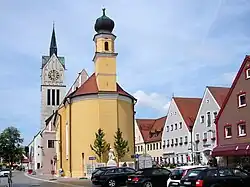Stadtplatz mit St.-Anna-Kapelle und Stadtpfarrkirche St. Laurentius im Hintergrund (2016)