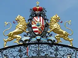 Wappen des fürstlichen Hauses zu Wied über dem Hauptzufahrtstor des Schlosses Neuwied