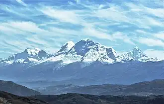 Ansicht von Süden. Links Huandoy, Mitte links Huascarán Norte, Mitte rechts Huascarán Sur