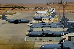 C-130J (grau), C-130H (beige) und Boeing 707 Tanker (weiß) 2017 nahe der süd­lichen Startbahn auf Nevatim