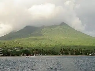 Blick vom Pinney’s Beach aus auf den Nevis Peak. Aufgenommen von der Nevis-Fähre.