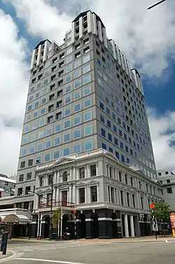 Ein modernes Hochhaus mit einer Neorenaissancefassade in den unteren Stockwerken
