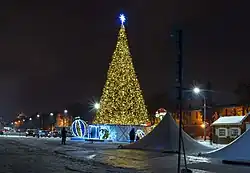 Neujahrsbaum auf dem Platz