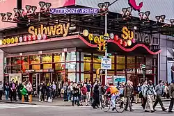 Times Square-42nd Street, New York: Anklänge an Googie und Postmoderne fügen die Station in die extravagante Kulisse des Times Square ein