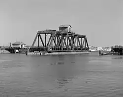 Drehbrücke über den Mystic River zwi­schen Groton und Stonington, Connecticut, USA, geschlossen und geöffnet (1978)