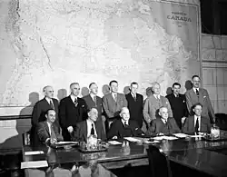 Foto: Delegation vor großer Kanadakarte