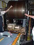 Wachsschnüre werden von der Trommel abgerollt