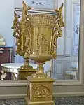 Medici-Vase aus vergoldeter Bronze, verziert mit Bacchus gewidmeten allegorischen Figuren, um 1800. Museum Masséna, Nizza.