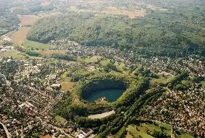 Nördliche Schiefergneiszone des Frankenstein-Komplexes: Nieder-Ramstadt mit Wingertsberg-Steinbruch im Vordergrund. Oben im Bild: Kirchberg-Lindenberg-Rücken nördlich Trautheims.