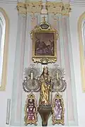 Heilige Katharina, umgeben von Votivkästen und Apostelleuchtern