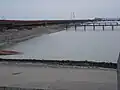 Die Niedersachsenbrücke wird in den südlichen Abschlussdamm des JadeWeserPort einbezogen.