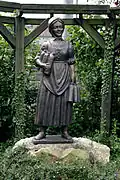 „Brunnenmädchen“, Denkmal für die Arbeiterinnen der Mineralquelle