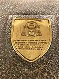 Plakette am Grabmal in der Krypta der Basilika San Lorenzo in Florenz mit folgender lateinischer Inschrift: hic ab a. d. MCMLII usque ad a. d. MMXIX beati Nicolai Stenonis corpus in sepulcro conditum est nunc urna servatur primae humationis arca[15]