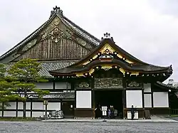 Das Kuruma-yose (Eingang) dahinter das Tōsaburai