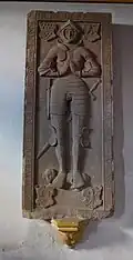 Grabplatte des Nikolaus VI. von Hagen, Herr zur Motten und Büschfeld, (1503–1547), verheiratet 1508 mit Rosa Mohr von Sötern zu Eberswald, verheiratet 1524 mit Odilia von Kerpen zu Sommerau; Ahnenwappen an den Plattenecken