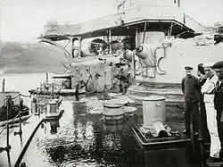 Der vordere Turm und die Brücke der Nisshin nach der Schlacht. Von den 13 Treffern, die das Schiff erhielt, zerstören 3 separate Treffer die beiden Geschützrohre des vorderen und eines des hinteren Geschützturms.